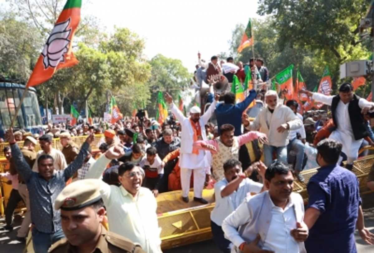 दिल्ली भाजपा ने किया प्रदर्शन, सिसोदिया के इस्तीफे की मांग